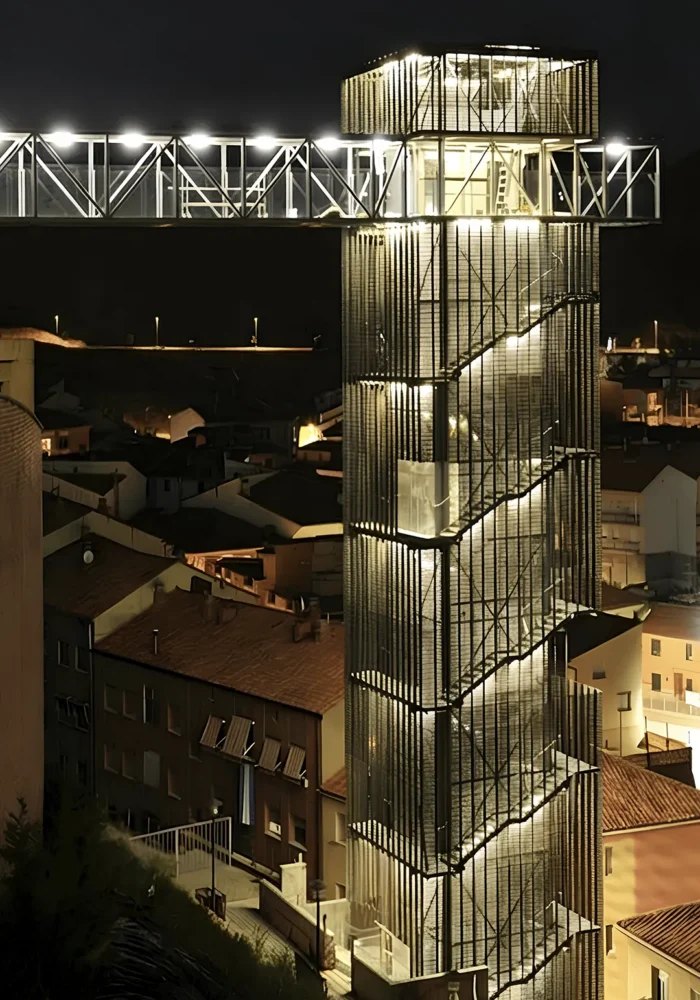 Ascensor de San Julián (Teruel) de noche.